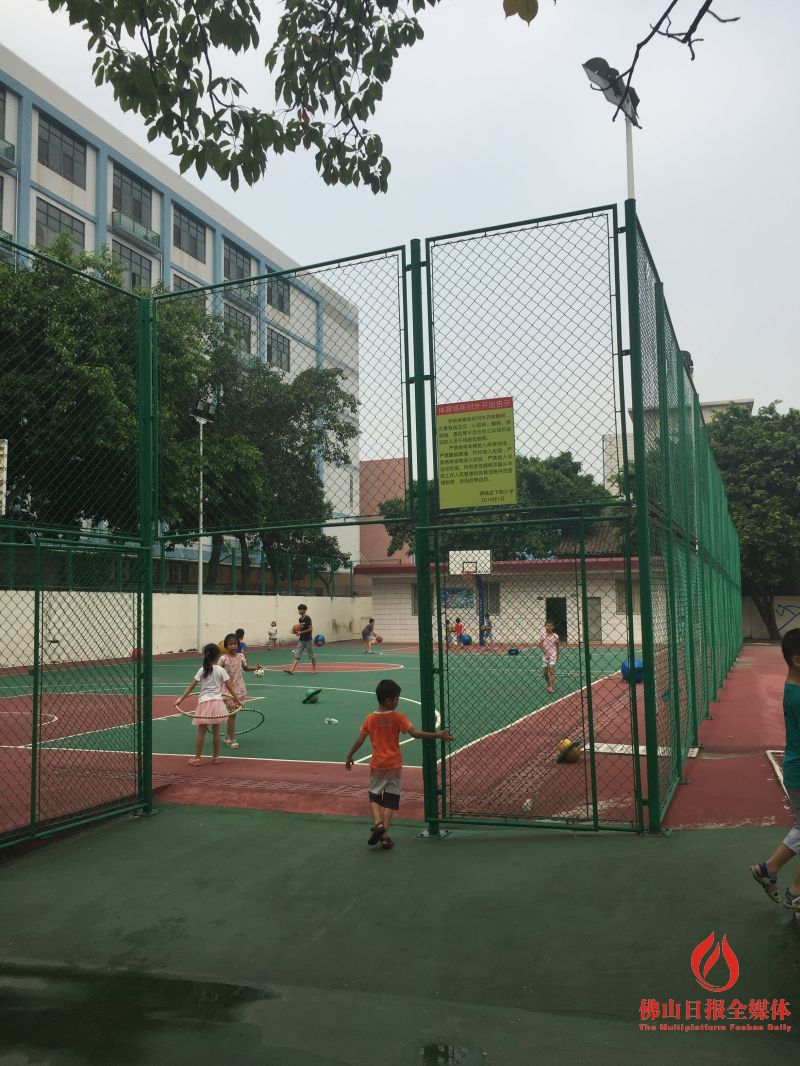 今日上午,下朗小学的篮球场已有人在活动.佛山日报记者 林洪海摄