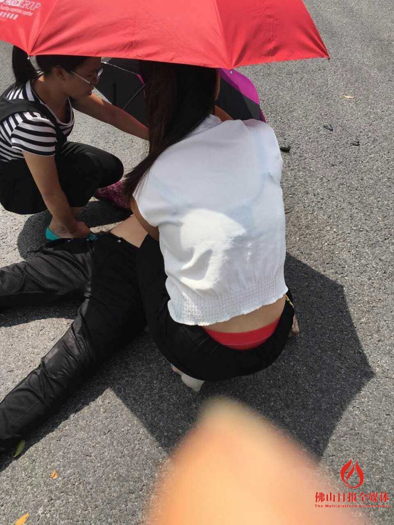 女子被撞倒地昏迷 过路热心市民齐齐出手急救