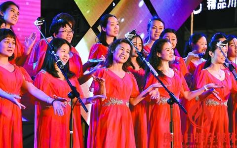 禅城音协教师合唱团带来的傣族歌曲《崴萨啰》演唱,赢得了阵阵掌声.