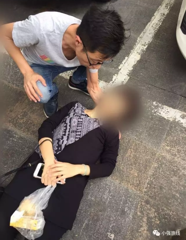 禅城一女子晕倒在地 "托头哥"保护数分钟送其回家