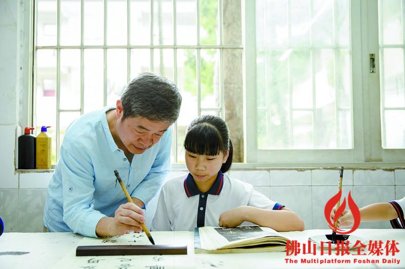 培训活动,佛山市书法家协主席李小如等书法名家走进校园,对学生作品初中政治做笔记上课图片