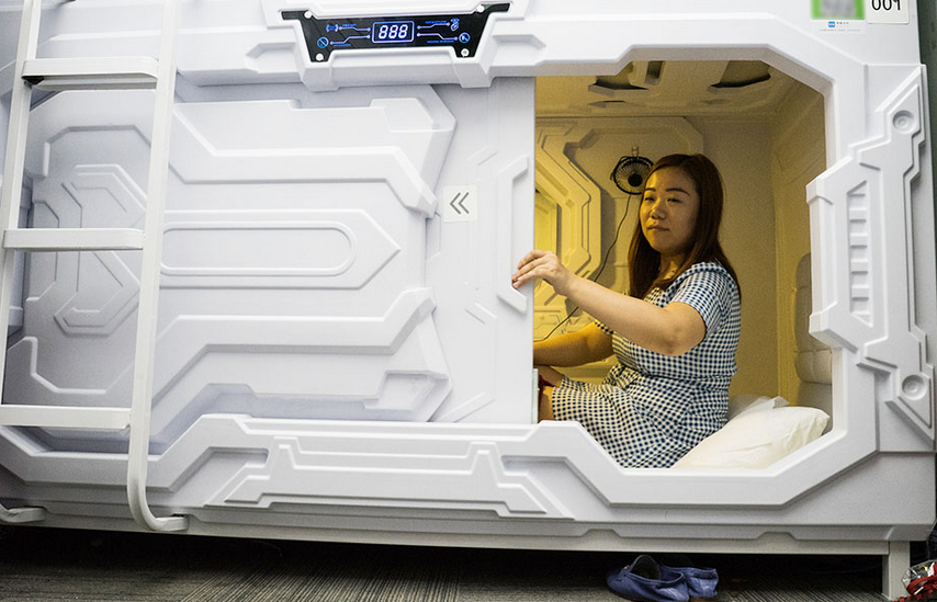 北京中关村创业空间"共享睡眠"太空舱内一名"睡客"准备关闭舱门进行