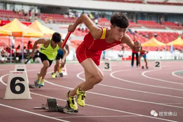 男子4x100米接力赛起跑瞬间.