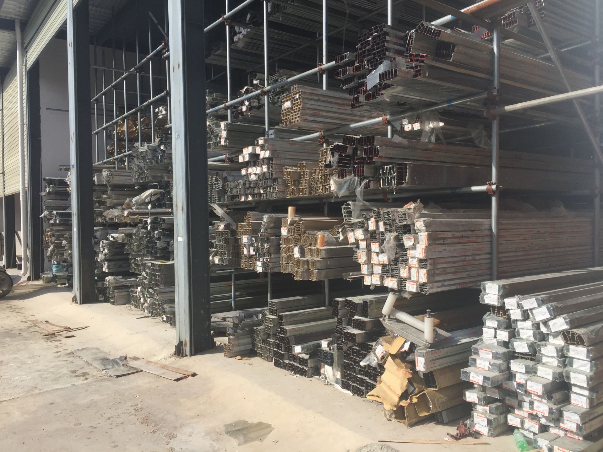 贵阳伟业铝材的仓库,堆放的铝材产品.