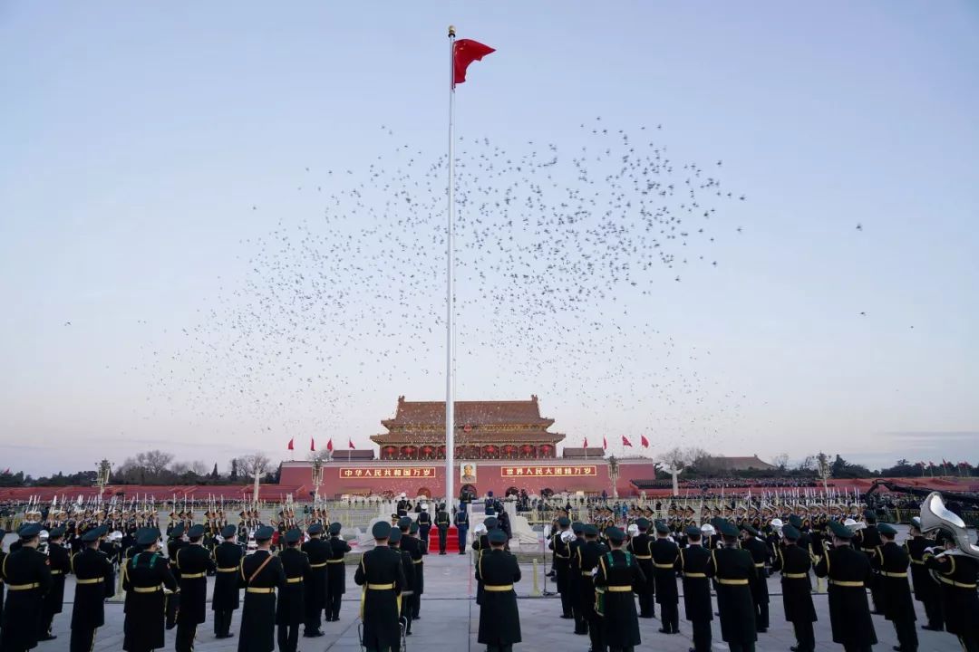 8名礼号手在天安门城楼吹响升旗号角,升国旗仪式正式开始.