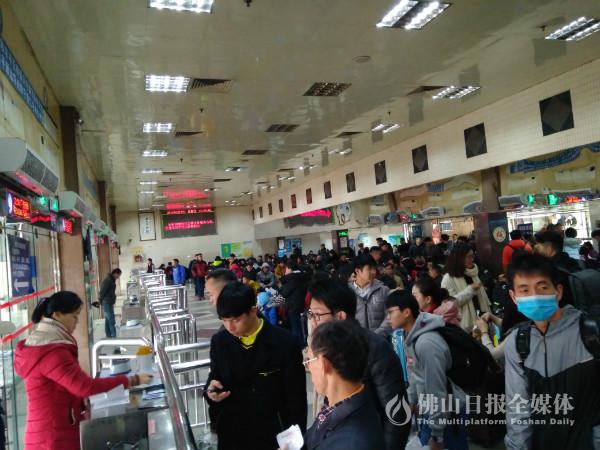 佛山汽车站内候车旅客人流较大。 这是2月6日的票,目前还不能进站。在车站17号检票口,前往始兴隘子的车次开始正在检票,然而马大哈的华先生却拿着2月6日的车票前来乘车。被工作人员提醒后,华先生一拍脑门,来早了啊。 昨晚10点后,佛山汽车站又在站前搭起了两个防风大棚供。为了抵御寒风,今日不少旅客都戴起了口罩和帽子。怕买不到车票,所以一早就来了。在佛山帮忙带孙子的林伯因家里有事,得提前回老家揭阳。买到了下午3点的车票后,离开车时间还有3个多小时,林伯在防风大棚里坐着候车。现在坐大巴回去很方便。