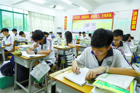 去年5月28日,高明一中学生在教室自习.