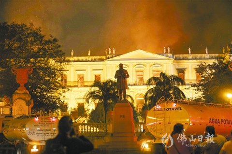 巴黎圣母院损毁严重 文物之殇让世界心痛