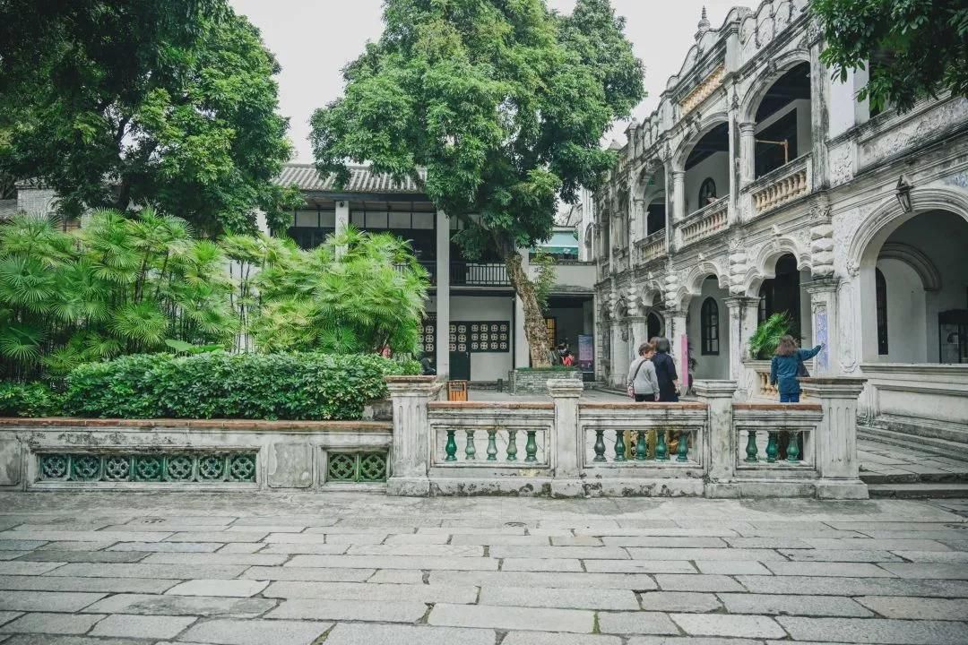 这里承载着佛山丰厚的历史文化底蕴,祖庙,东华里,龙塘诗社,简氏别墅