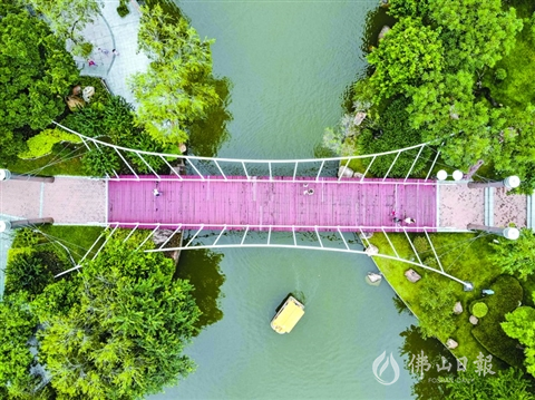在思贤滘,桥上高铁疾驰,桥下不远处西江,北江汇流.