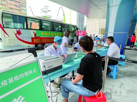 禅城首辆新冠疫苗移动接种车上门服务  日接种量可达1000剂次