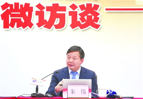 市长朱伟参加微访谈,回答网友提出的问题./佛山日报记者甘建华摄